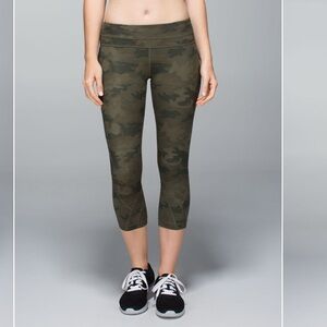 LULULEMON Run Inspire Crop II All Luxtreme
Savasana Camo 20cm Fatigue Green SZ 6